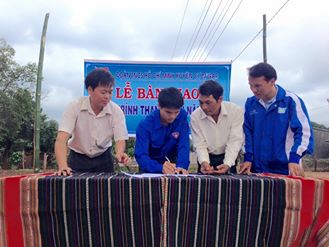 Huyện đoàn Cư M'Gar bàn giao công trình thanh niên "Thắp sáng đường quê"